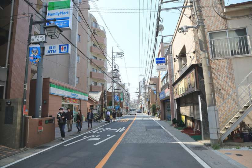 大山街道を進むと、途中左手にファミリーマートがあります。そのまま進みます。